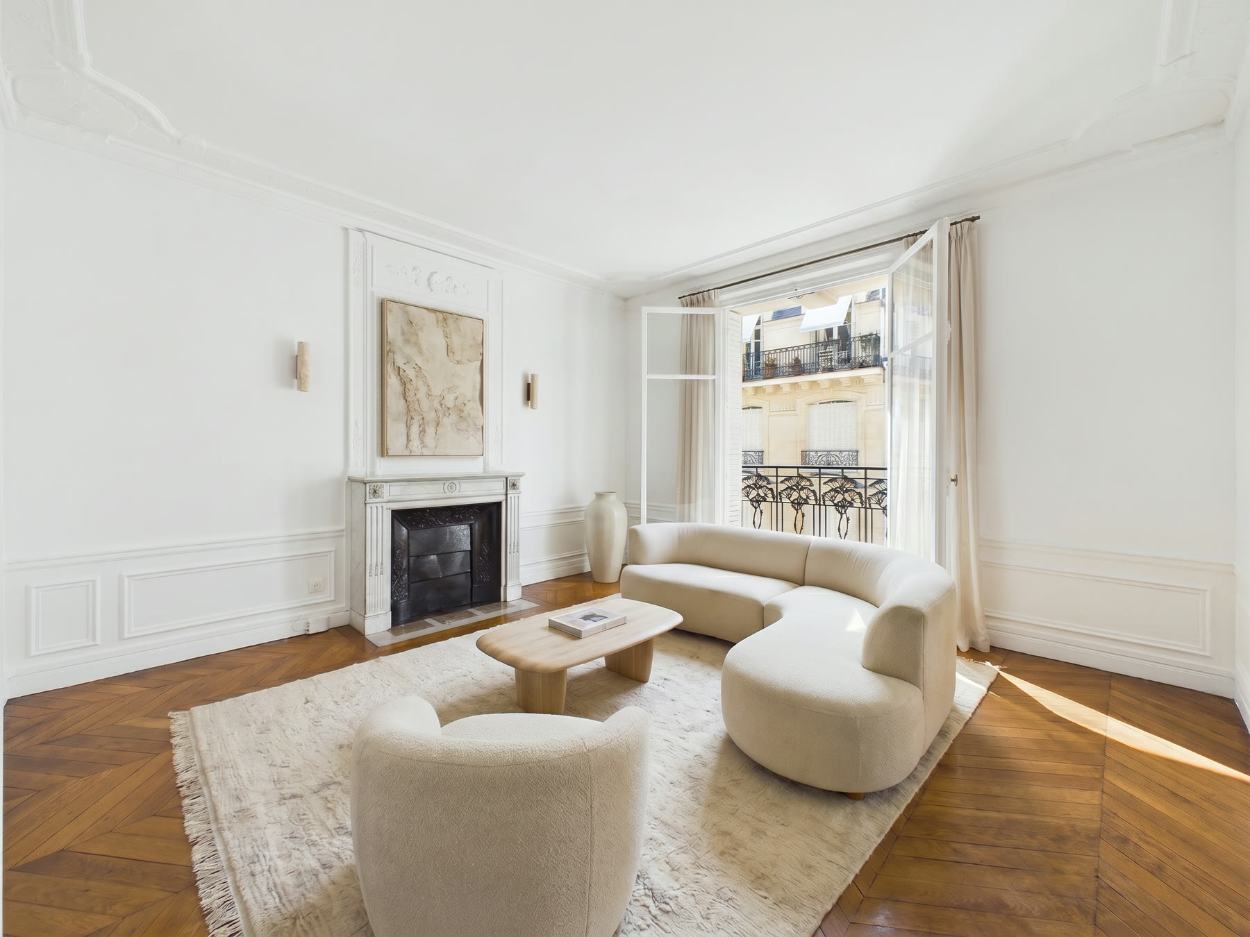 Salon haussmannien re-meublé virtuellement : canapé crème, tapis, œuvre au mur